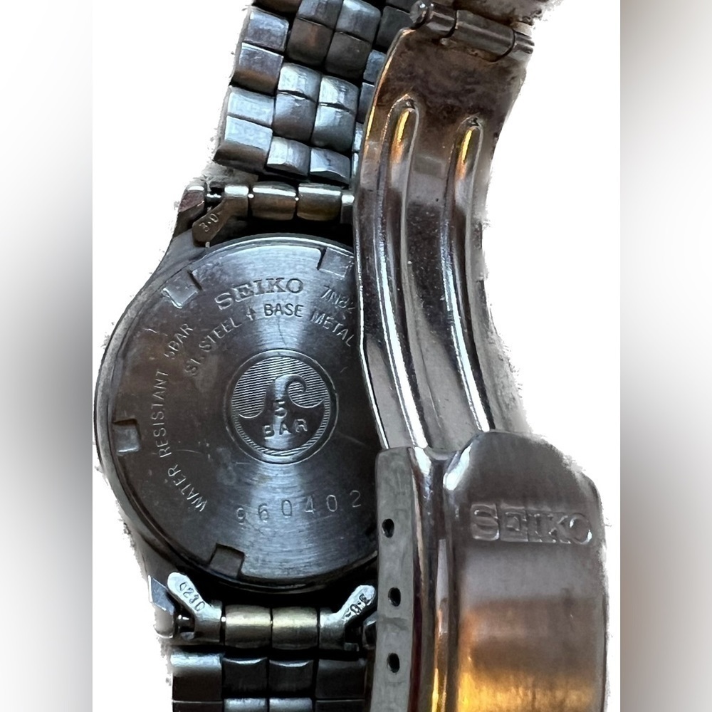 Seiko ladies’ quartz watch, calendar, glow in dark feature - Picture 4 of 4